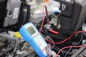 Can a dead battery cause a car to die while driving