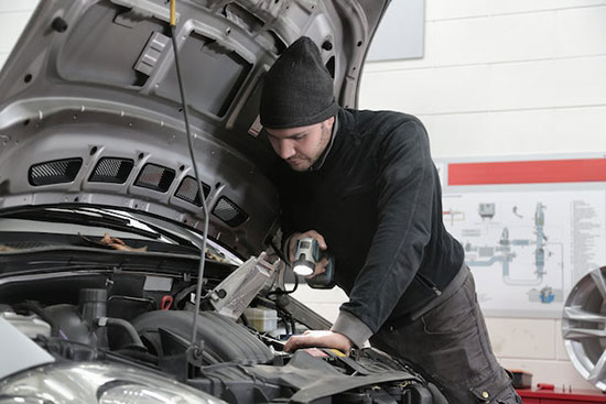 mchanic repairing car